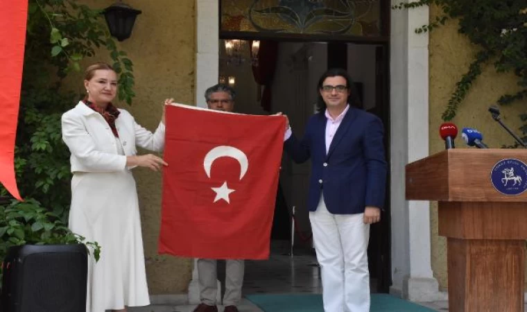 İzmir’in kurtuluşunda elde dikilen Türk bayrağı, Bayrakbilim ve Türk Bayrakları Müzesi’nde