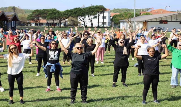 İzmitli kadınlar zumba etkinliği ile hem eğlendi hem spor yaptı