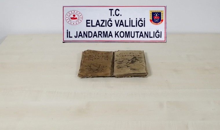 Jandarma alıcı kılığına girdi, Elazığda Roma döneminden kalma kitap ele geçirildi