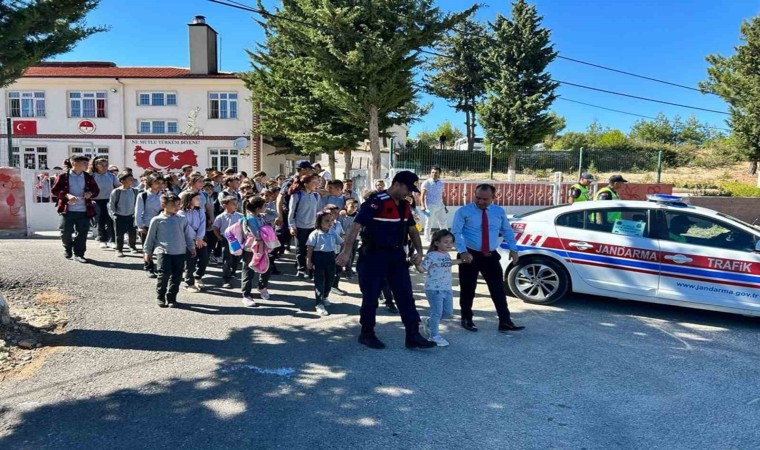 Jandarma okul önleri ve çevresinde güvenlik önlemlerini arttırdı