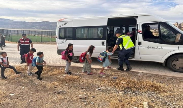 Jandarma ve polis ekipleri öğrencilerin okullarına güvenli gitmelerini sağlıyor