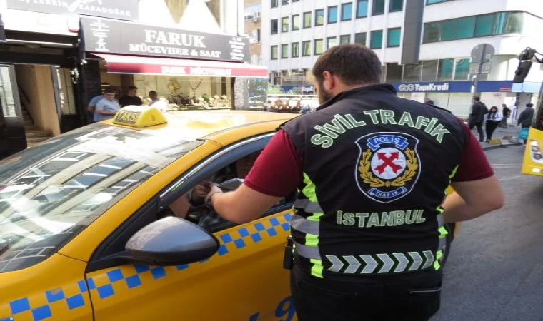 Kadıköy’de ceza yazıldıktan sonra aracını yumruklayan taksici:  İsyan ediyorum, parçalayacağım bu aracı