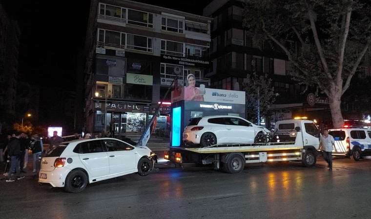 Kadıköyde iki araç çarpışıp elektrik direğine vurdu: 3 yaralı