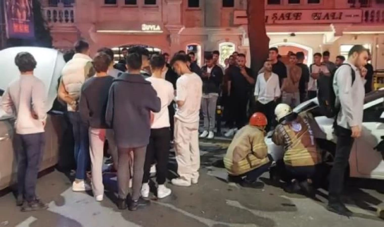 Kadıköy’de kontrolden çıkan otomobil, park halindeki iki otomobile çarptı: 2 yaralı