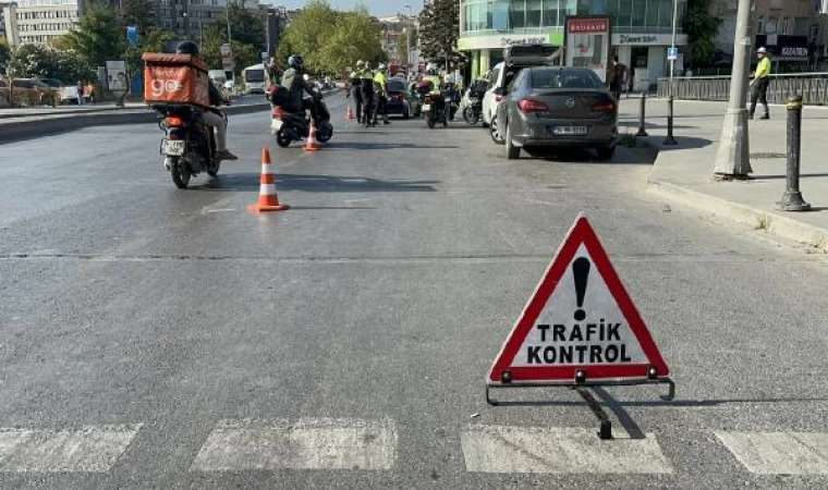 Kadıköy’de motosiklet sürücülerine denetim: 31 sürücüye 75 bin lira ceza