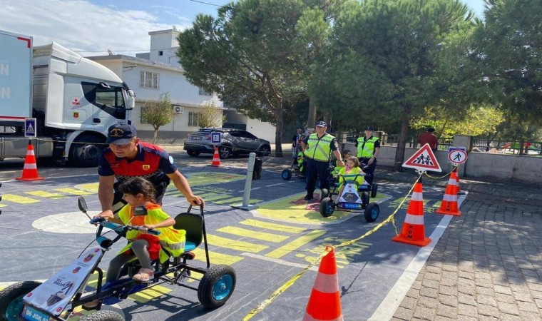 Kadıköyde öğrencilere trafik eğitimi