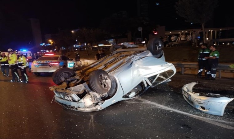 Kadıköyde otomobil hafif ticari araca çarpıp takla attı: 4 yaralı