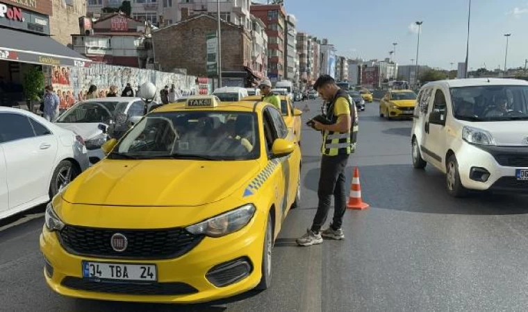 Kadıköy’de sivil trafik ekiplerinden taksilere denetim 