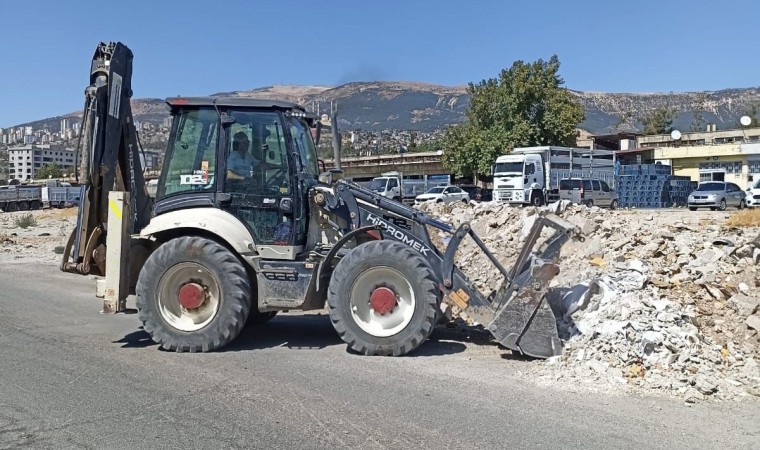 Kahramanmaraşta belediye ekipleri inşaat atıklarını kaldırıyor