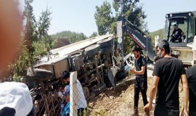 Kahramanmaraş’ta kamyon, cenaze namazı kılanların arasına daldı; ölü ve yaralılar var