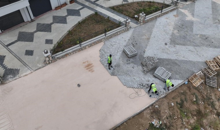 Kaldırımlar ve yollar yeni baştan yapılıyor