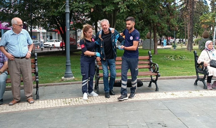 Kalp krizi geçiren yaşlı adam çevredekilerin dikkati sayesinde hastaneye yetiştirildi