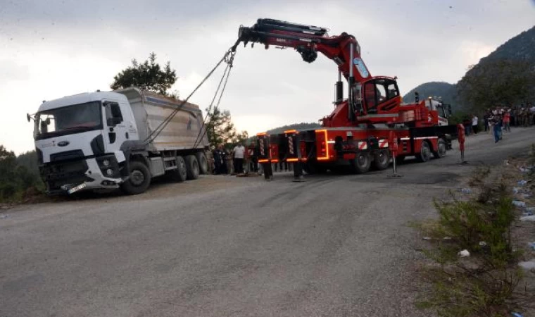 Kamyon, cenaze namazına hazırlanan kalabalığın arasına daldı: 5 ölü, 25 yaralı (3)