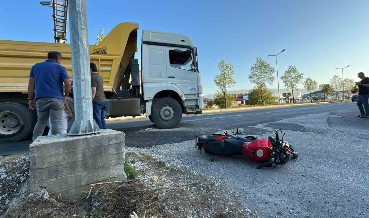 Kamyon ile motosiklet çarpıştı: 1 yaralı