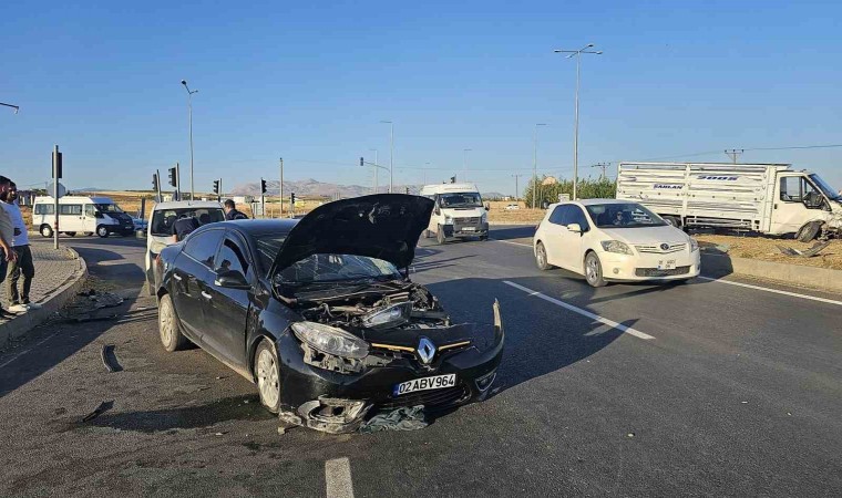 Kamyonet ile otomobil çarpıştı: 2 yaralı