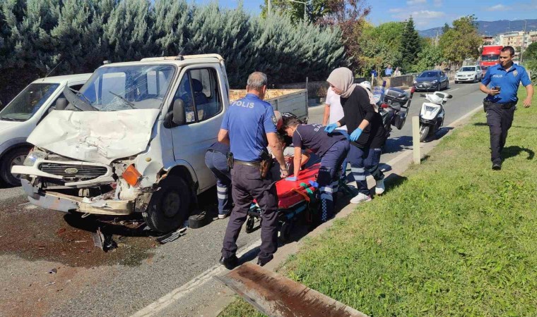 Kamyonet tıra arkadan çarptı