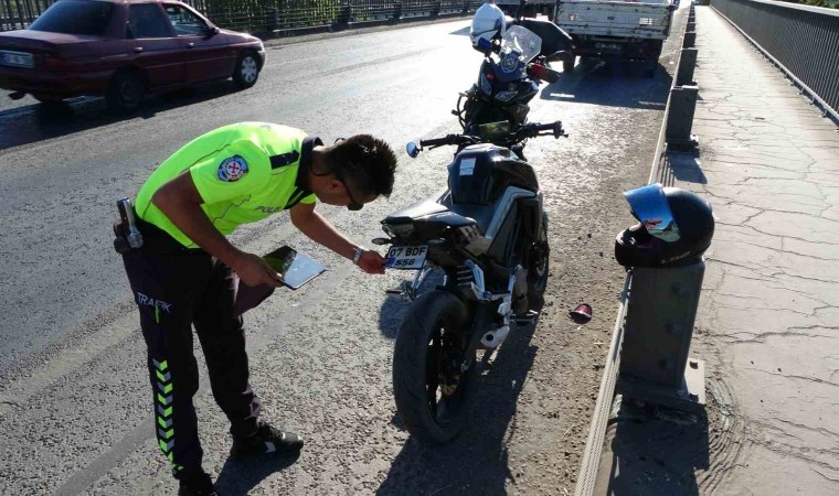 Kamyonete arkadan çarpan motosiklet sürücüsüne katlanır plaka cezası