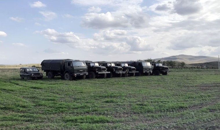 Karabağda ele geçirilen askeri araç ve topçu bataryalarının görüntülerini yayınlandı