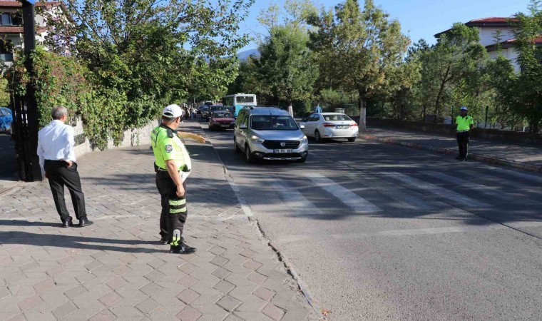 Karabükte okul önlerinde denetimler artırıldı