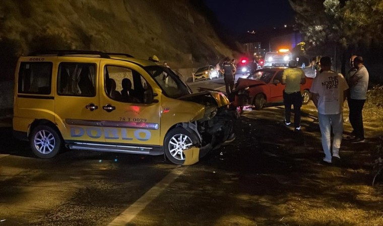 Karabükte otomobil ile ticari taksi kafa kafaya çarpıştı: 3 yaralı