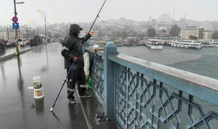 Karaköy’de sağanak yağışta yollar su altında kaldı