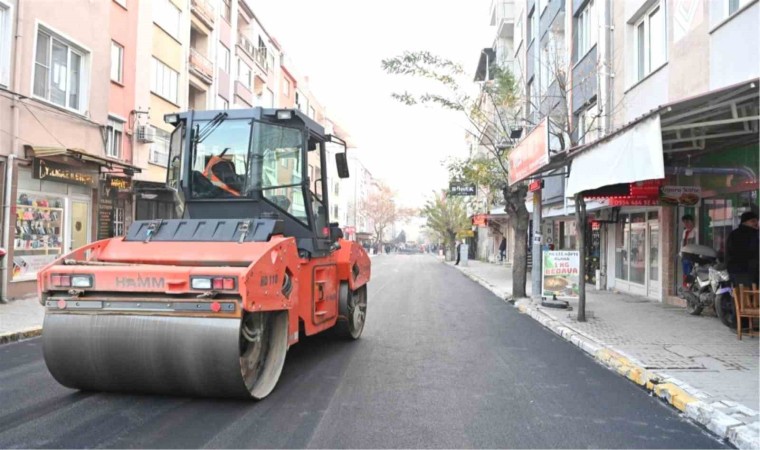 Kareside asfaltlama çalışmaları sürüyor