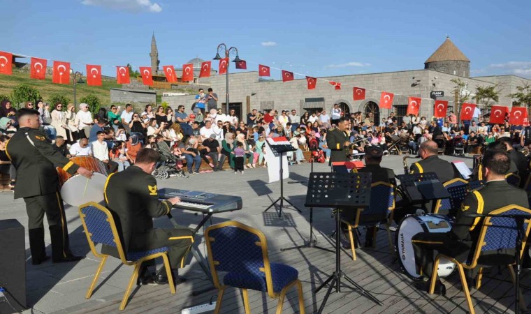 Karsta bando konseri yoğun ilgi gördü