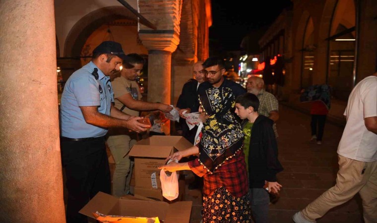 Kastamonu Belediyesinden vatandaşlara ‘kandil simidi ikramı