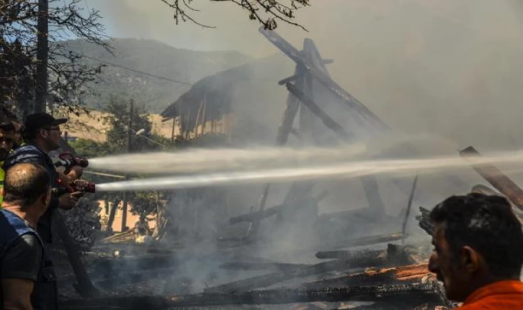 Kastamonu’da 3 ev ve 1 ahır yandı