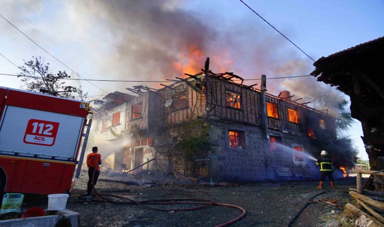 Kastamonuda çıkan yangında iki ev küle döndü