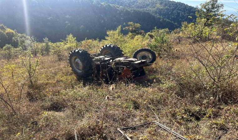 Kastamonuda traktör devrildi: 1i ağır 2 yaralı