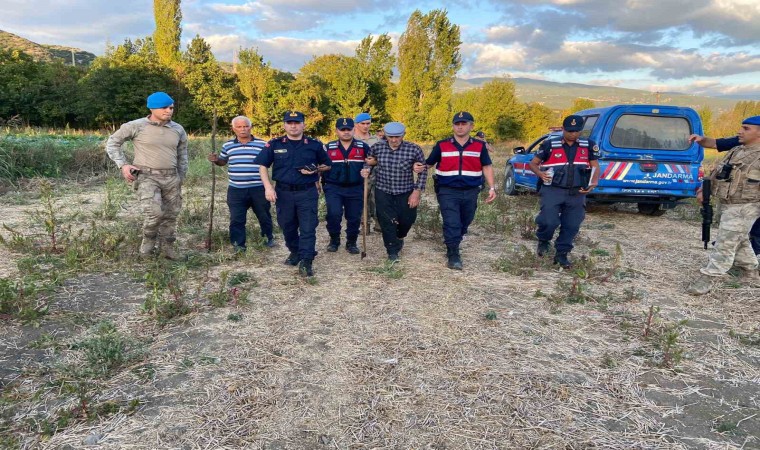 Kayıp yaşlı adamı jandarma ekipleri buldu