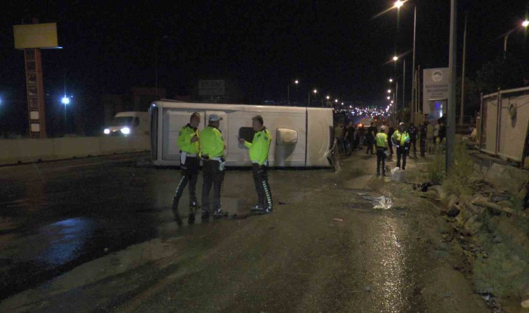 Kayseride gece vardiyasına giden işçi servisi devrildi: 6 yaralı