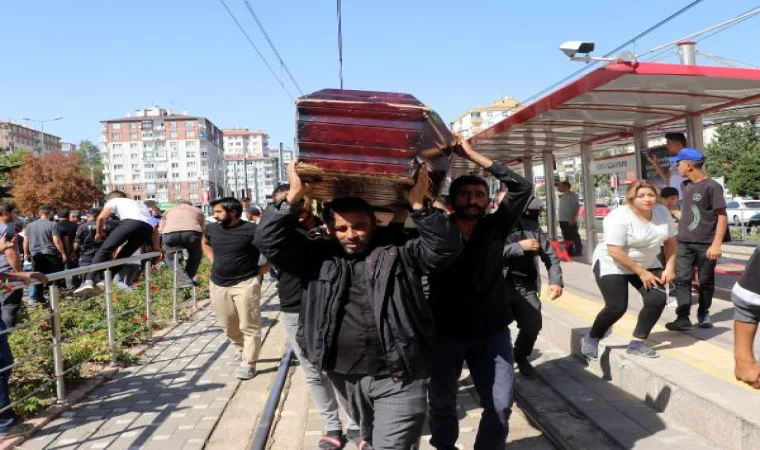 Kayseri’de tramvayın altında kalan Harun Can’ın ailesinden tabutlu protesto