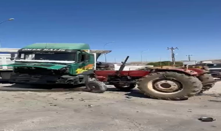 Kazadan kurtulmak için sürücüsünün manevra yaptığı TIR, kavşakta bekleyen araçlara çarptı