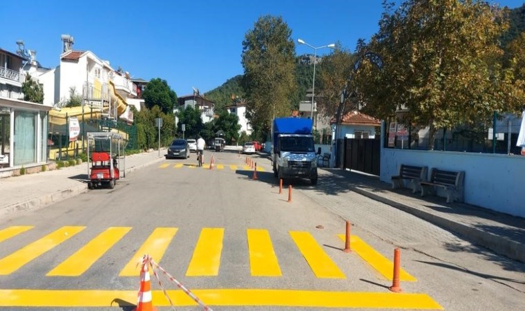 Kemerde okul yollarındaki yaya geçitleri boyanıyor