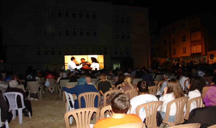 Kendi hayatını sahne alan filmi duygu dolu gözlerle izledi