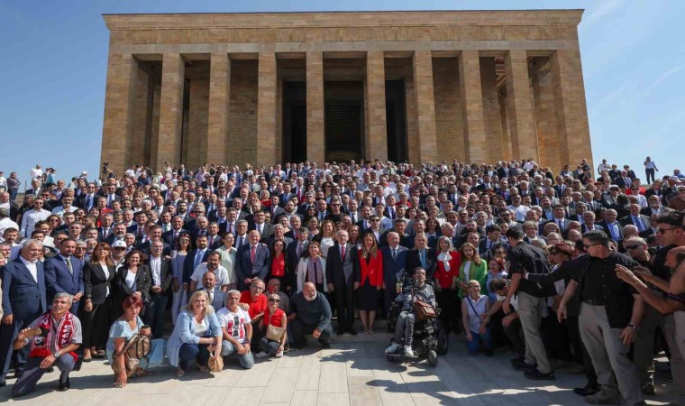 Kılıçdaroğlu, CHPnin 100üncü yıl etkinlikleri çerçevesinde Anıtkabiri ziyaret etti