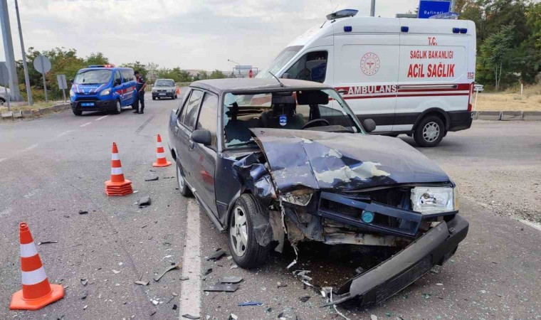 Kırıkkalede iki otomobil çarpıştı: 1i bebek 3 yaralı