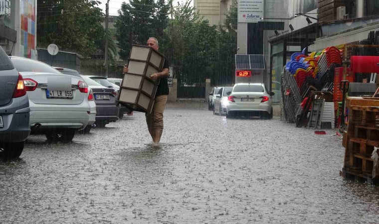 Kocaelide cadde ve sokaklar sular altında kaldı, vatandaşlar zor anlar yaşadı