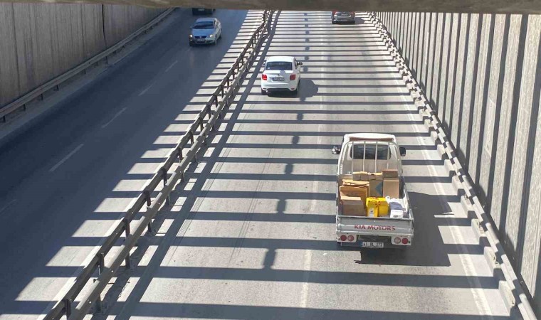 Kocaelideki alt geçitten geçen sürücüler, yola yansıyan ışıklardan şikayetçi