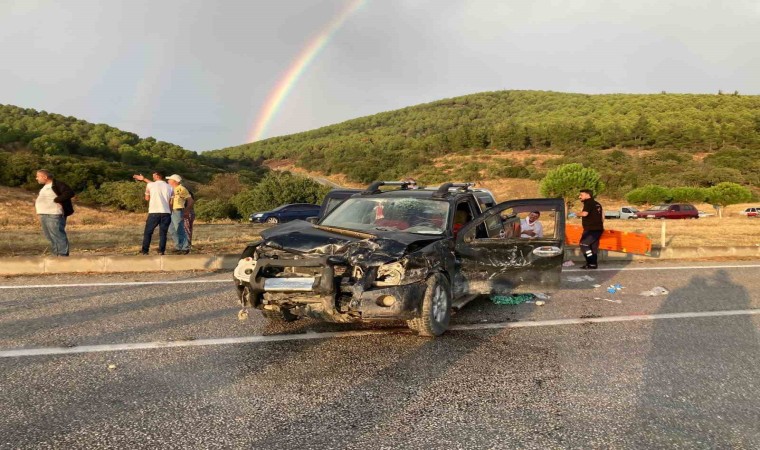 Kontrolden çıkan araç karşı şeritte otomobille çarpıştı: 6 yaralı