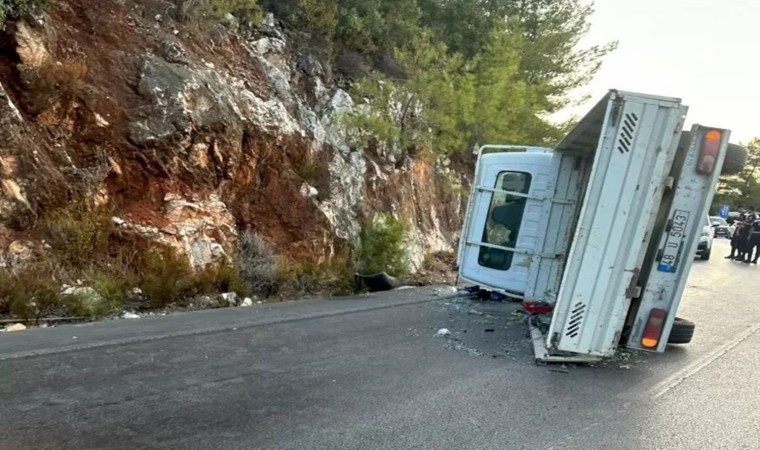 Kontrolden çıkan kamyonet yan yattı: 1 yaralı