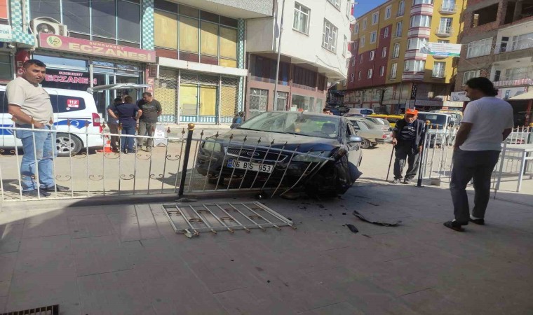 Kontrolden çıkan otomobil cami avlusuna daldı