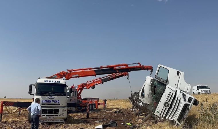 Kontrolden çıkan tır devrildi: 1 kişi yaralandı