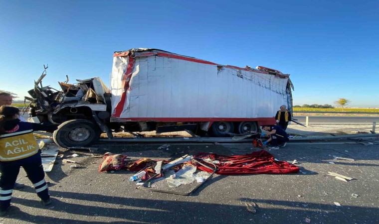 Konyada kamyon bariyerlere çarptı: 1 ölü, 1 yaralı