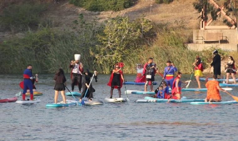 Kostümleriyle geldikleri Seyhan Nehri’nde kürek sörfünü festivale çevirdiler