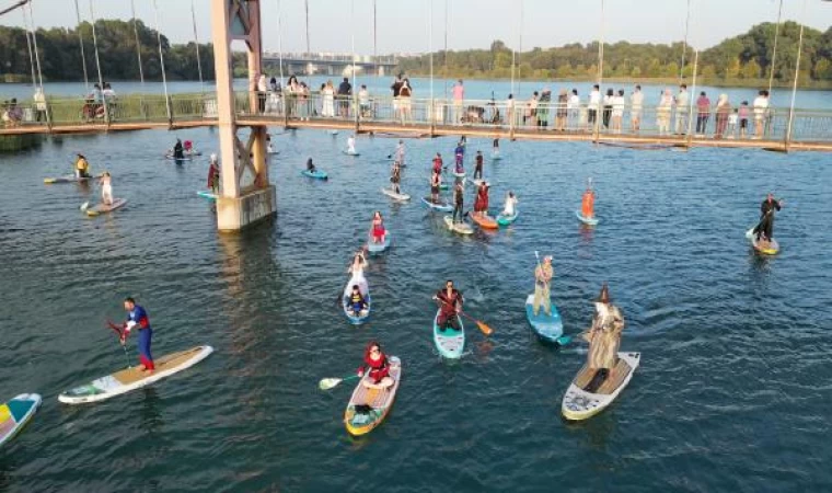 Kostümleriyle geldikleri Seyhan Nehri’nde kürek sörfünü festivale çevirdiler/ Ek fotoğraflar