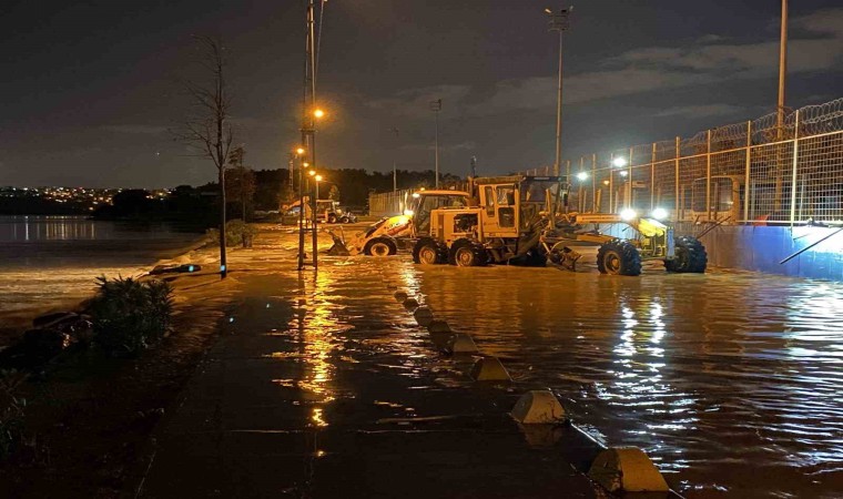 Küçükçekmece Belediyesine ait garaj sular altında kaldı: Belediye ekipleri çalışmalarını sürdürüyor