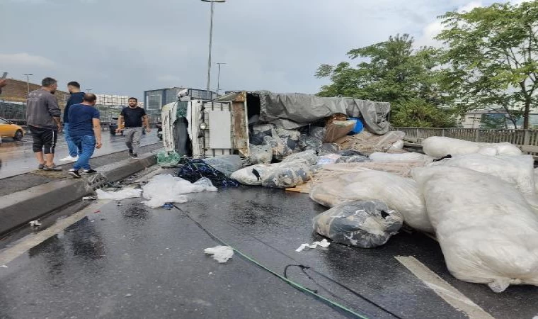 Küçükçekmece’de kamyonet devrildi, trafik yoğunluğu yaşanıyor -1